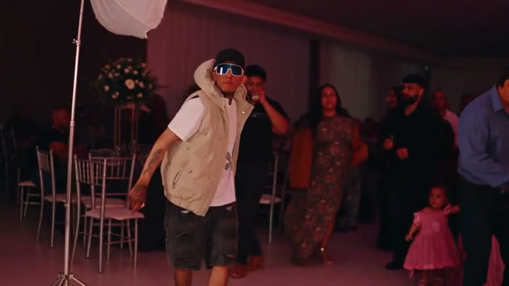 Recreate the walk, bite and turn without learning the dance