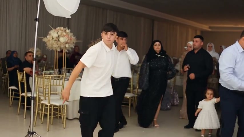 Share the complete entrance with its original sound