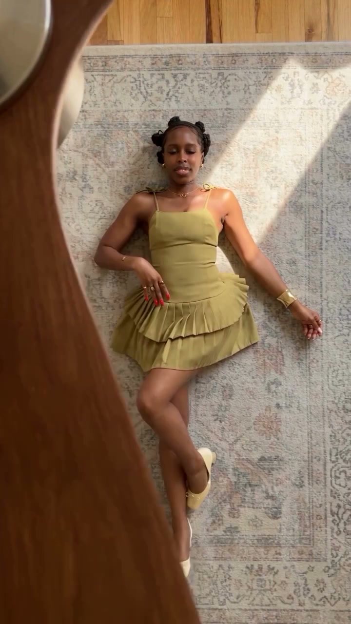 The fourth green outfit in the source sequence after the final fan transition