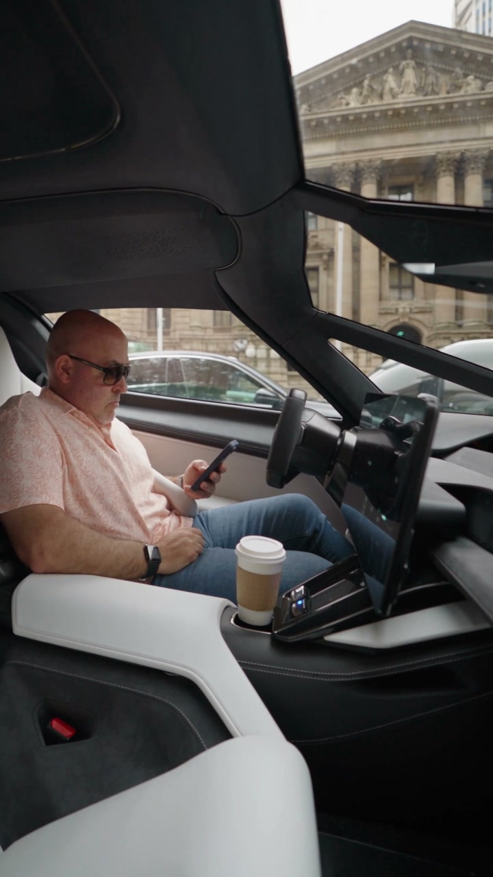 Escena del café derramado de Flying Tesla Roadster