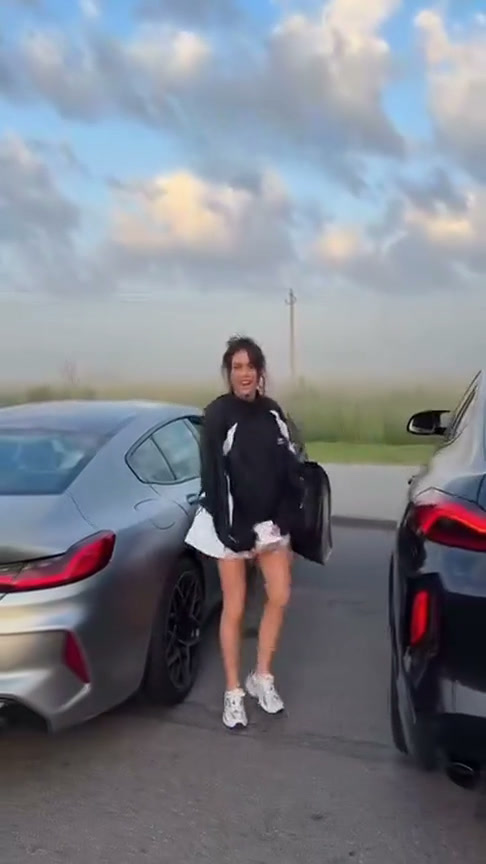 Fotograma de la fuente: la persona junto al coche se apoya en una puerta abierta