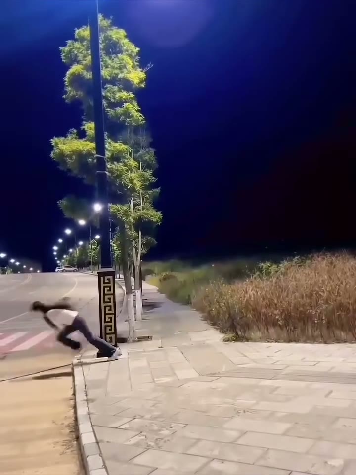 The lamp-post setting during the sideways exit