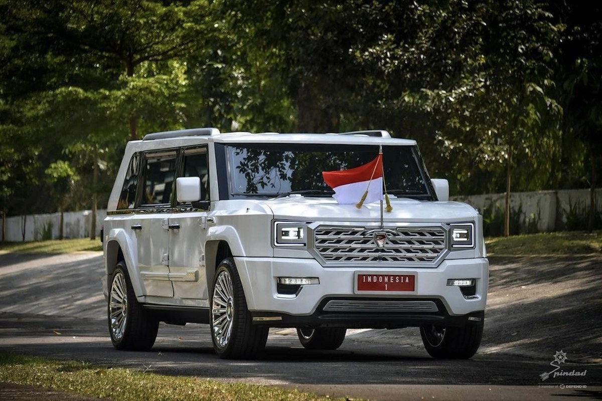 Community example photo of a white SUV from the front-side angle, with the corner mark left in place